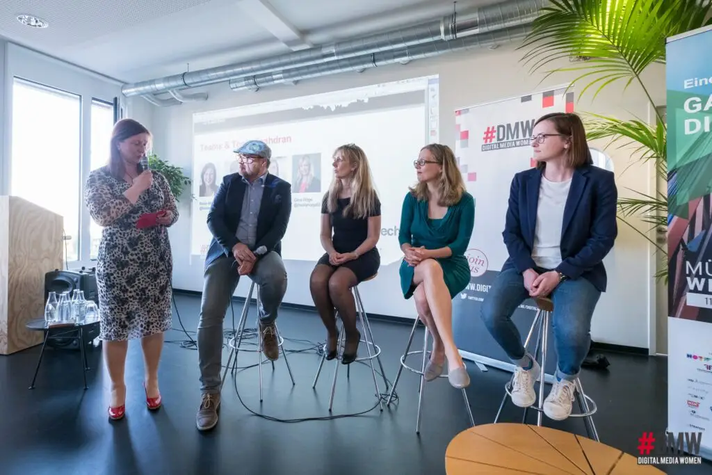 Im Panel Florian Bauhuber, Gina Röge, Christine Plass und Charlotte Reimann mit unserer Moderatorin Beate Mader Foto von Simone Naumann
