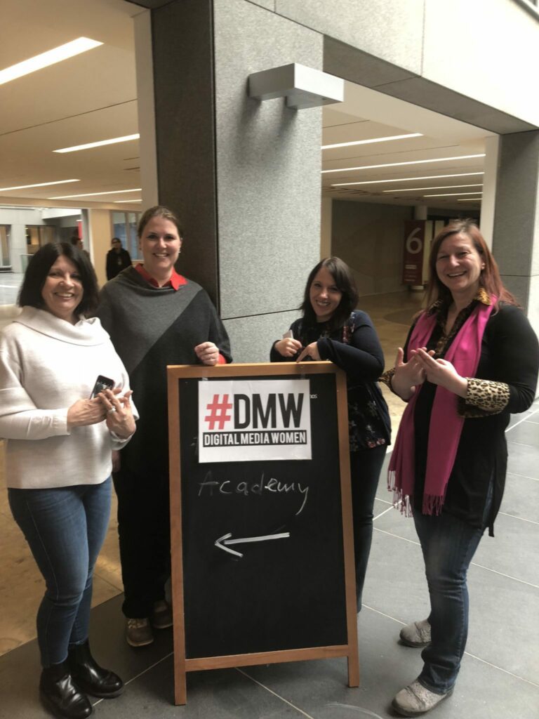 Das Team der #DMWMuc Academy: (Nicola Ohlenbusch, Alexandra Fahnenschreider, Claudia Greisel, (Fehlt: Kathrin Bachhofer) und die Trainierin Beate Mader