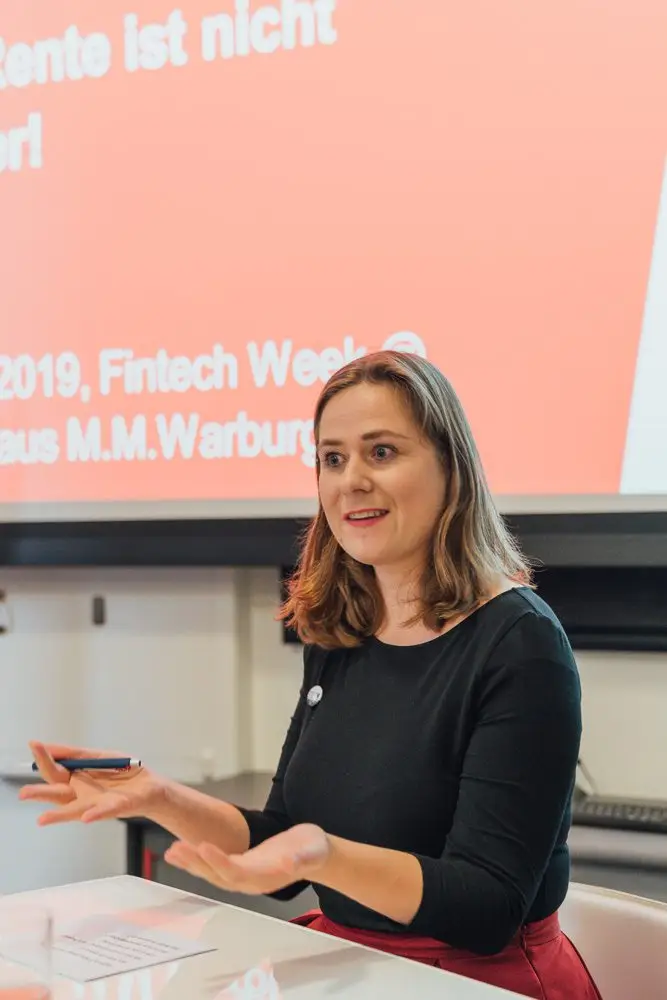 Sandra Roggow, Quartiersleitung #DWM Hamburg, beim Fachpanel „Kümmert Euch um eure Finanzen! Die Rente ist nicht sicher!“ auf der Fintech Week 2019.