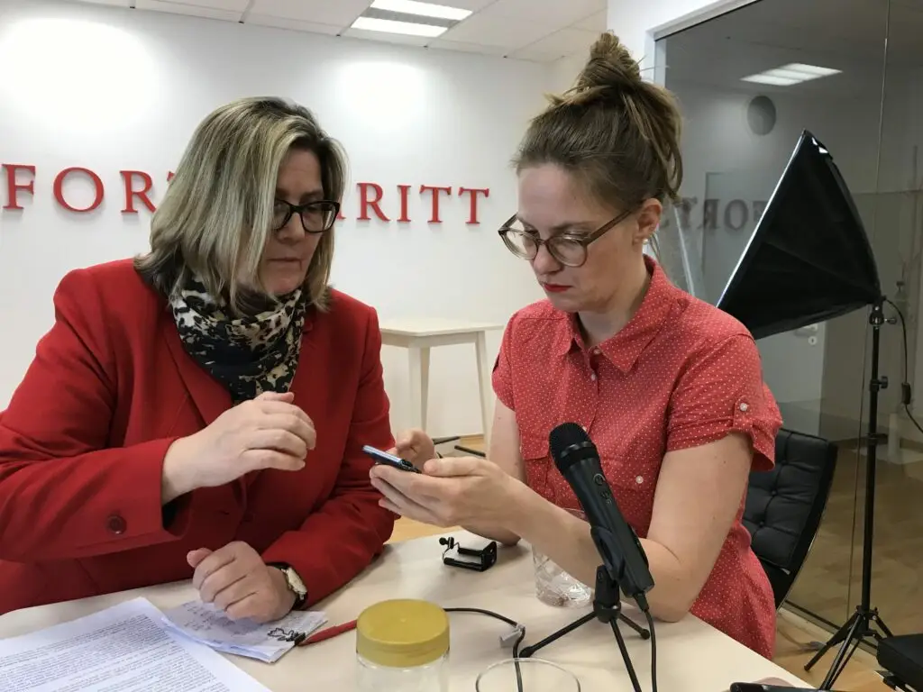 DMW-Quartiersleiterin Gudrun Traumann und Paula Landes richten die Technik ein. Gleich wird auf Twitter life gestreamt!
