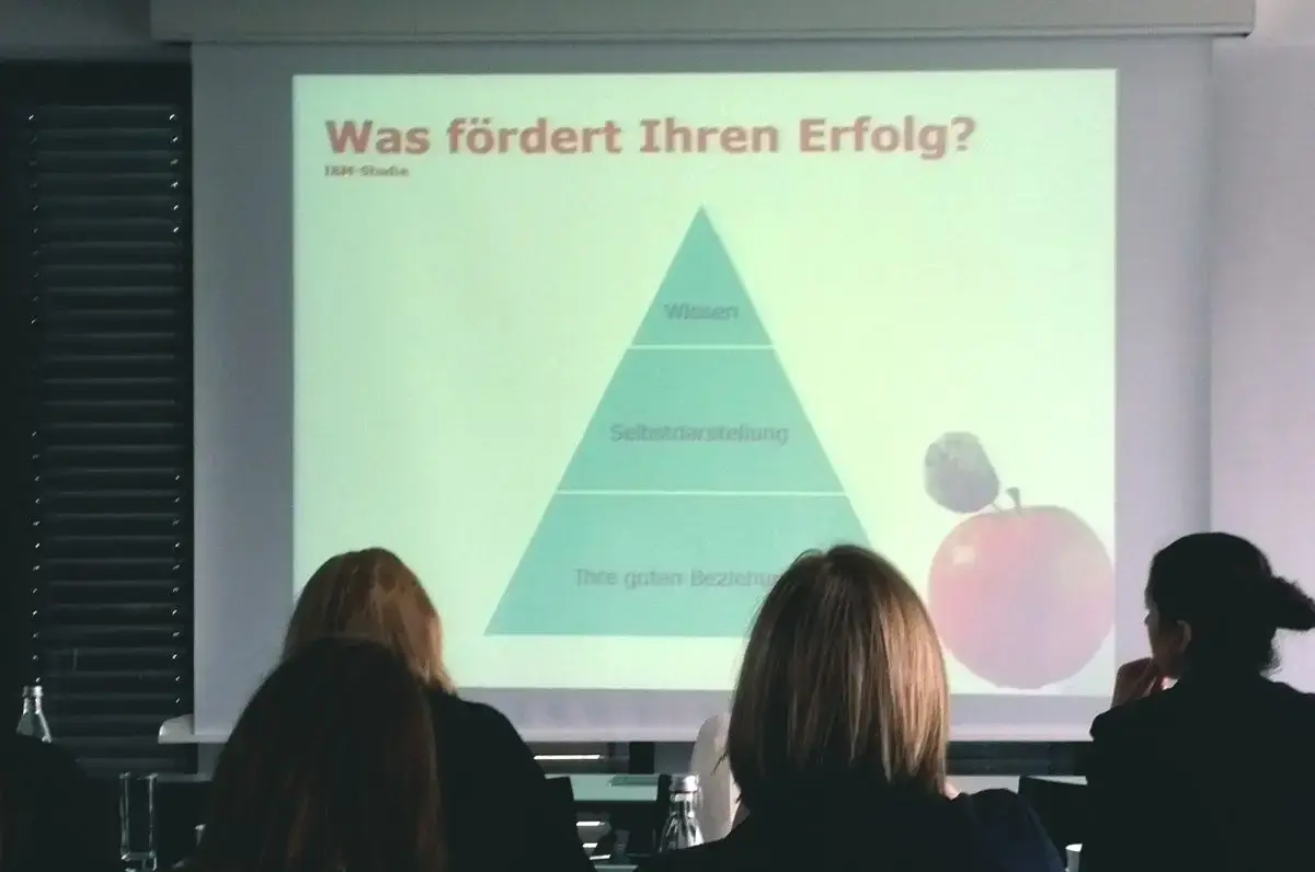 #DMW Rehinland auf dem 8. FOM Frauenforum in Köln Karriereipps für Frauen von Barabra Baratie