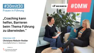 Eine braunhaarige und eine blonde Frau sitzen sich auf Sessel und Sofa gegenüber und sprechen miteinander.