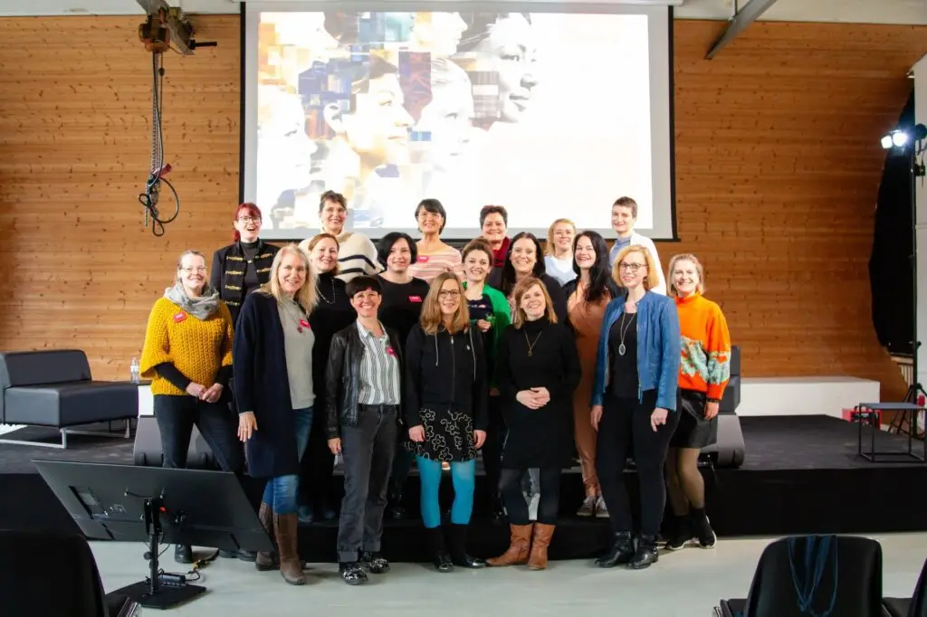 Gruppenbild der Digital Media Women auf der Bühne der #DMW Days 2023 zum Thema Future Skills