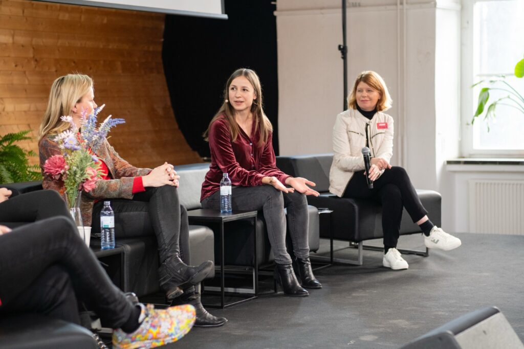 Simone Fasse moderiert das Panel u.a. mit Olga Plotnykova und Kathleen Schroeter bei den #DMW Days 2023 zum Thema "Wege zum Erfolg - inspirierende Geschichten von Frauen, die den sozialen Aufstieg gemeistert haben"