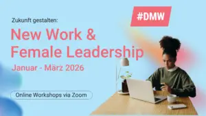 Eine Frau sitzt an einem Schreibtisch und schaut auf ihr Notebook. Neben ihr steht eine Schreibtischlampe.