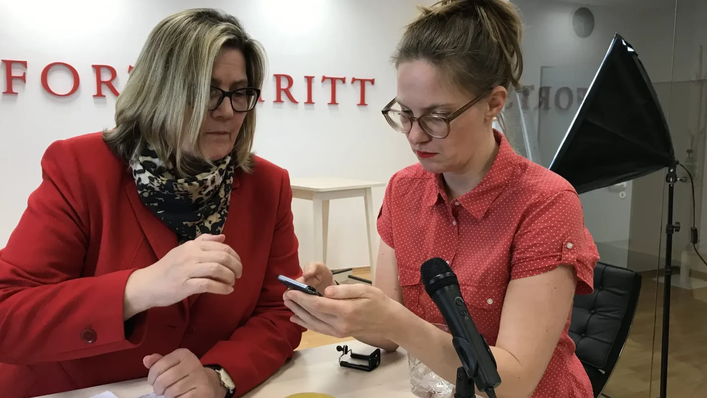DMW-Quartiersleiterin Gudrun Traumann und Paula Landes richten die Technik ein. Gleich wird auf Twitter life gestreamt!