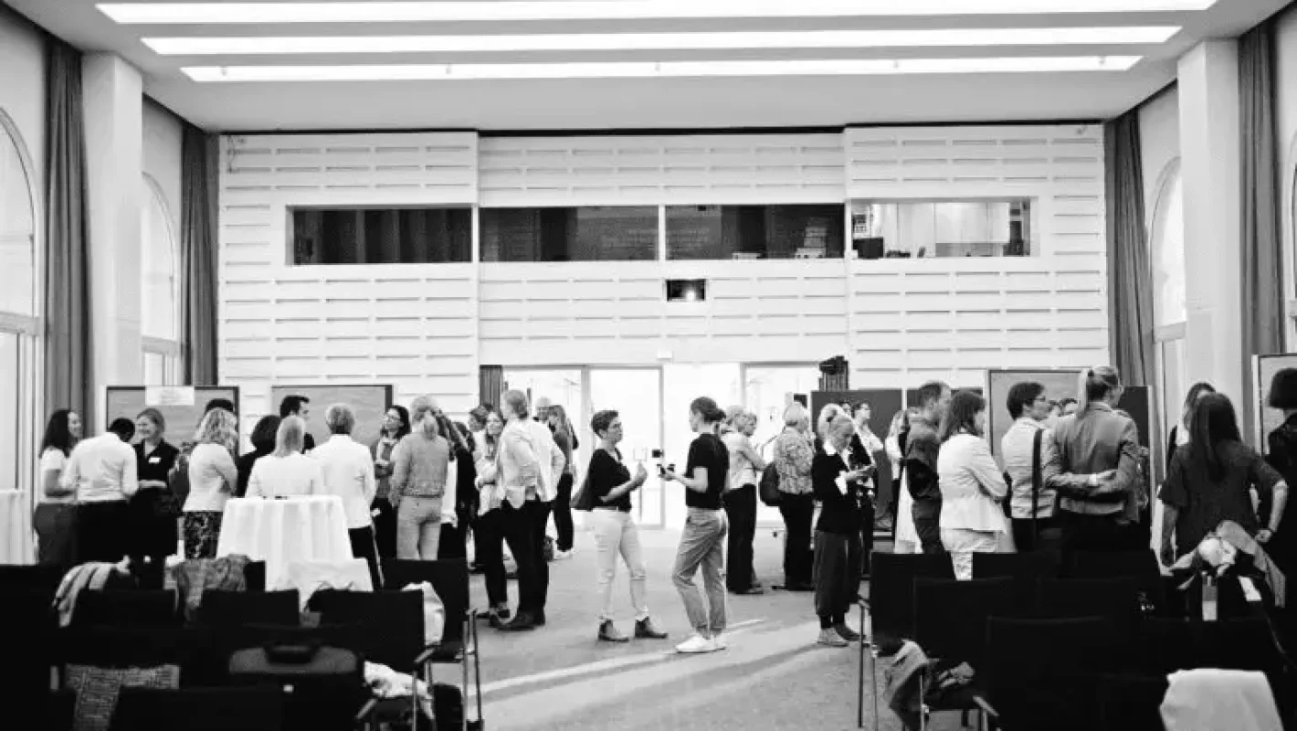 Im World Café tauschten sich die Teilnehmenden rege aus und erarbeiteten konkrete Maßnahmen, die Arbeitgeber attraktiver machen. (Fotocredit: Lidija Delovska)